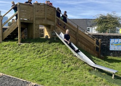 Disgyblion ar yr offer chwarae awyr agored / Pupils using the outdoor play equipment
