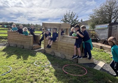 Disgyblion yn mwynhau gweithgaredd yn y parc chwarae / Pupils enjoying an activity in the play park
