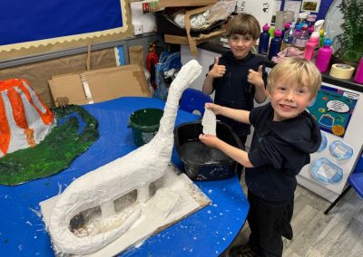 isgyblion yn cymryd rhan mewn gweithgaredd celf a chrefft / Pupils taking part in an arts and crafts activity