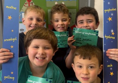 Disgyblion gyda’u tystysgrifau Seren yr Wythnos / Pupils holding their Star of the Week certificates