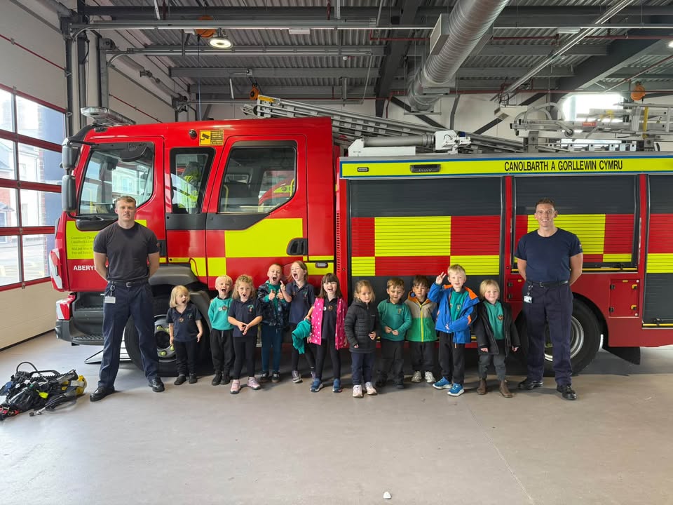 Pa ffordd well i ddathlu ein thema Archarwyr nag i gwrdd â archarwyr go iawn…